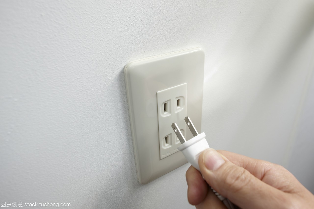那張“人堵在插座”的照片，堵住的到底是什么？